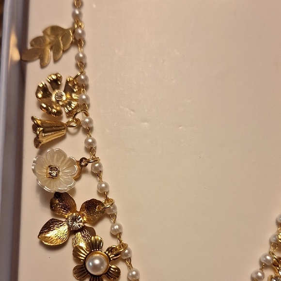 nOir Jewelry Gold and White Floral Necklace Set - Picture 4 of 8